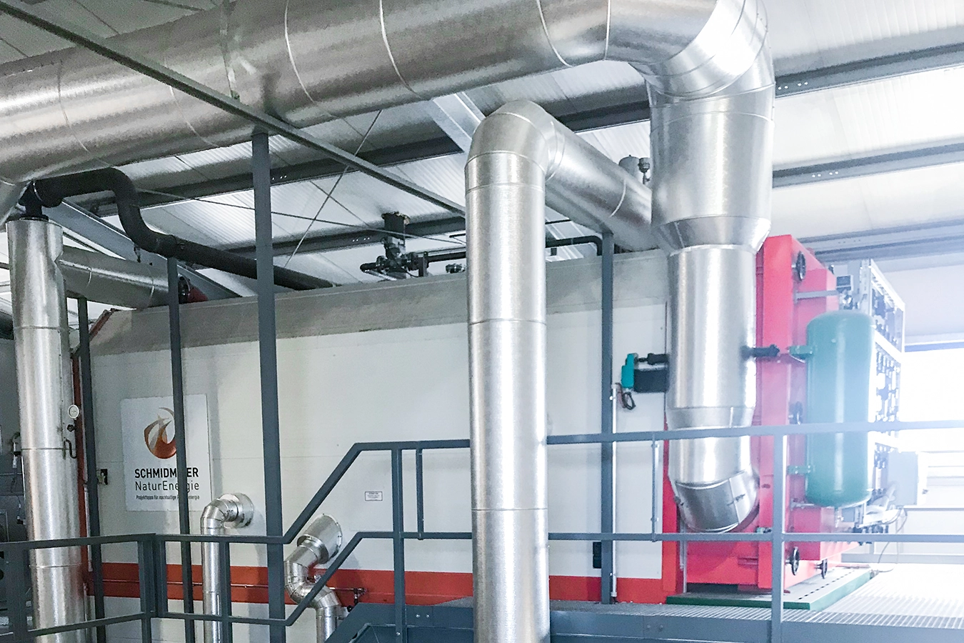 Ansicht der Anlage in Nürnberg mit massiven Rohrleitungen von innen.