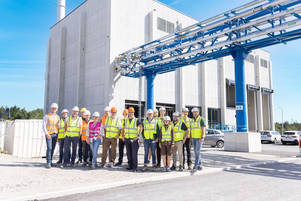 Gruppenfoto vor der Biomasse Anlage in Penzberg mit Mitarbeitern der Firma Schmidmeier