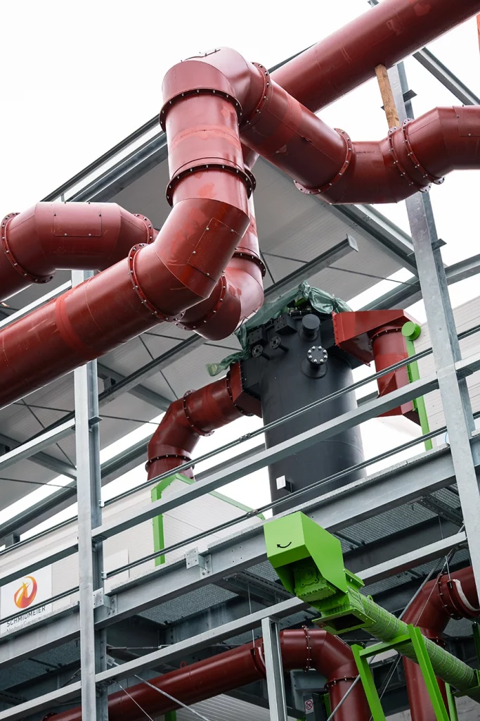 Rote Rauchgasrohe eines Biomassekessels in Steinfurt