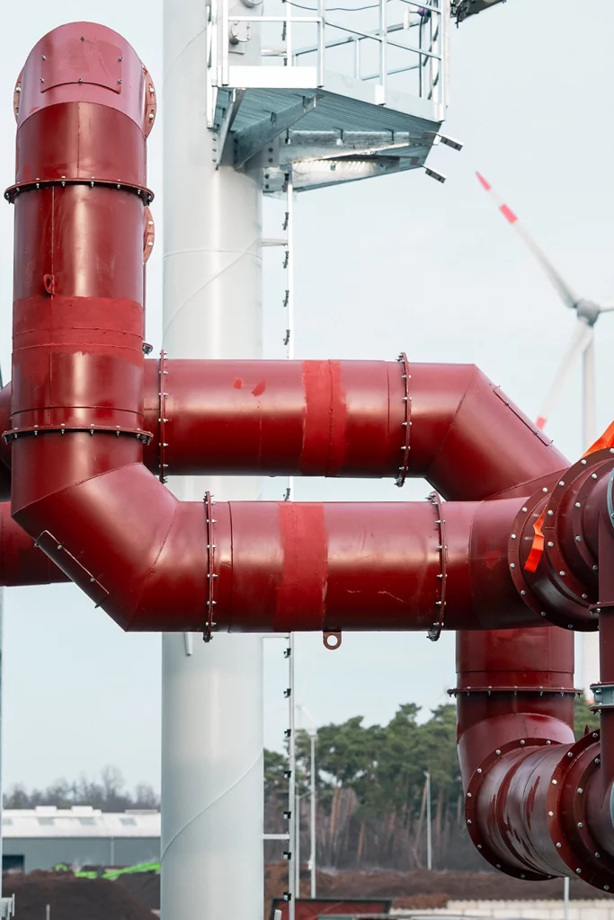 Rote Rauchgasrohe eines Biomassekessels in Steinfurt