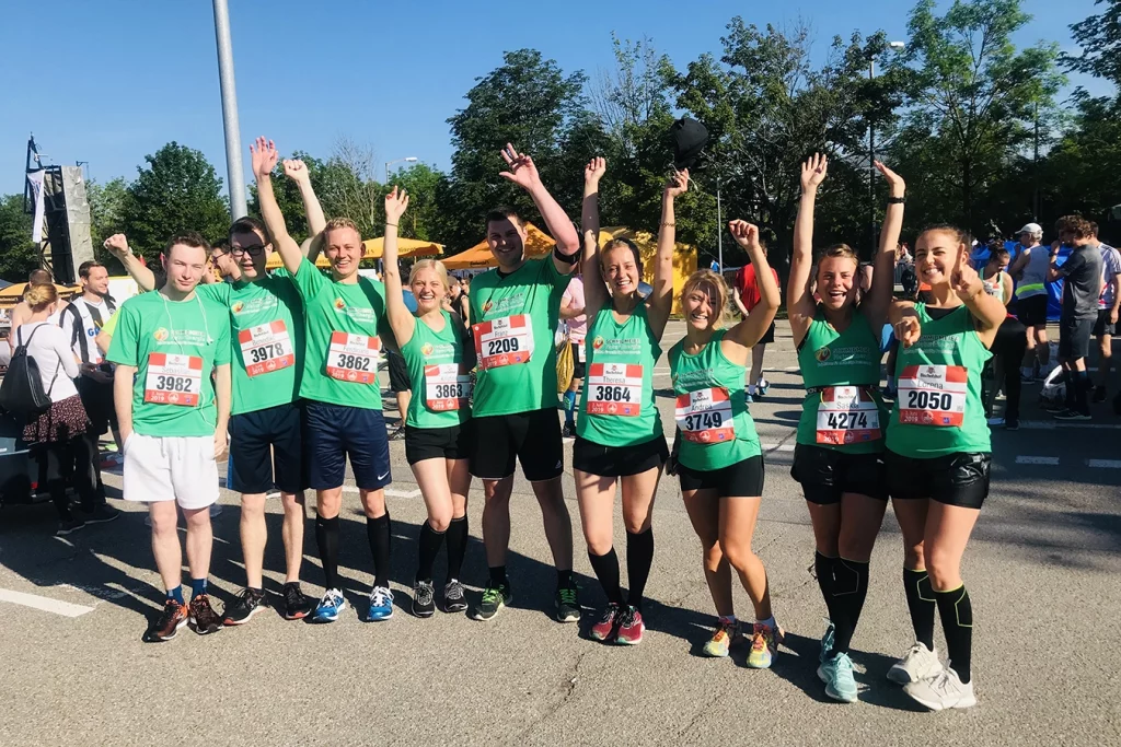Neun Mitarbeiter der Schmidmeier NaturEnergie auf dem LLC Halbmarathon in Regensburg