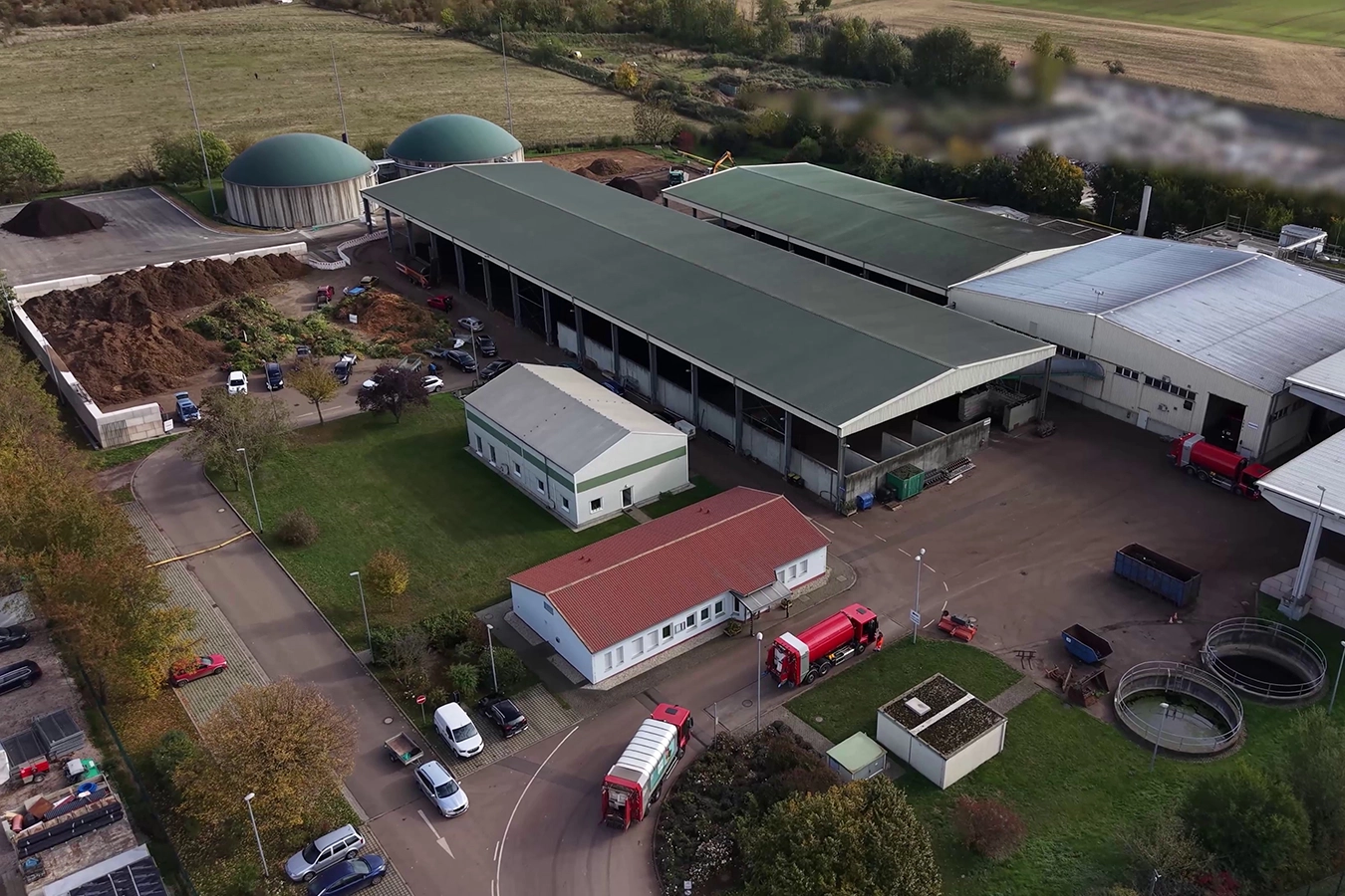 Das Gelände eines Kompostwerks aus der Vogelperspektive.