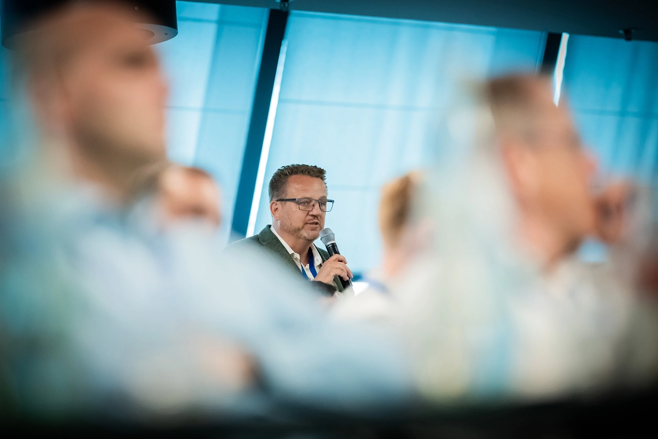 Geschäftsführer Thomas Schmidmeier auf dem Altholztag 2025 in Berlin. Er hält eine Rede.