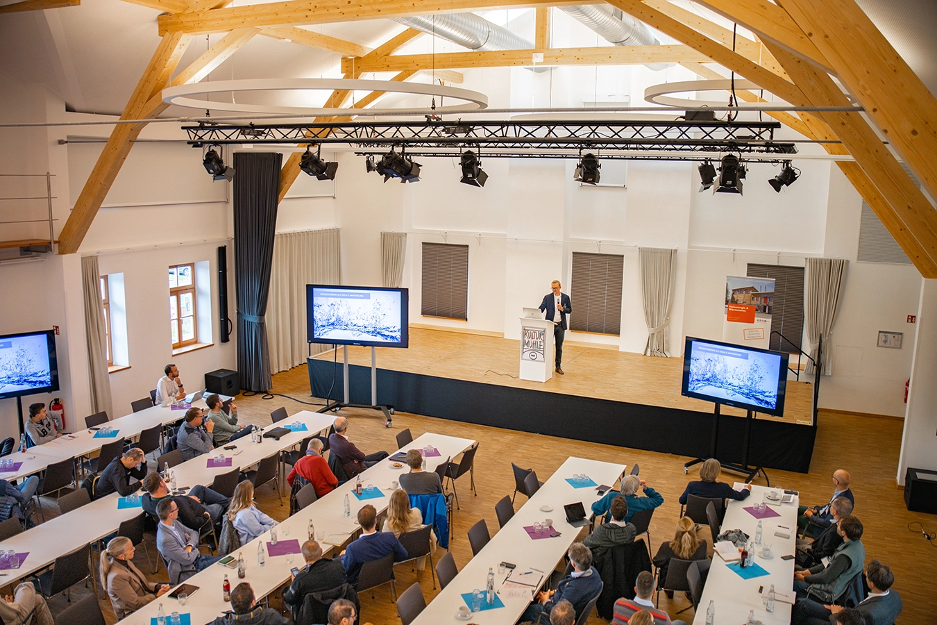 Geschäftsführer Ferdinand Schmidmeier hält einen Vortrag vor den Mitarbeitern von C.A.R.M.E.N.