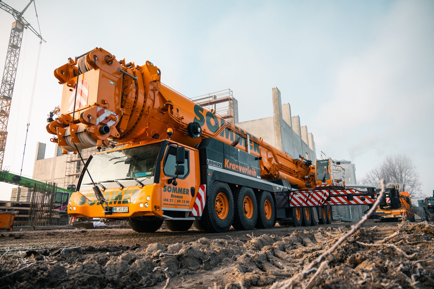 Kran vor der Baustelle bei Avangard