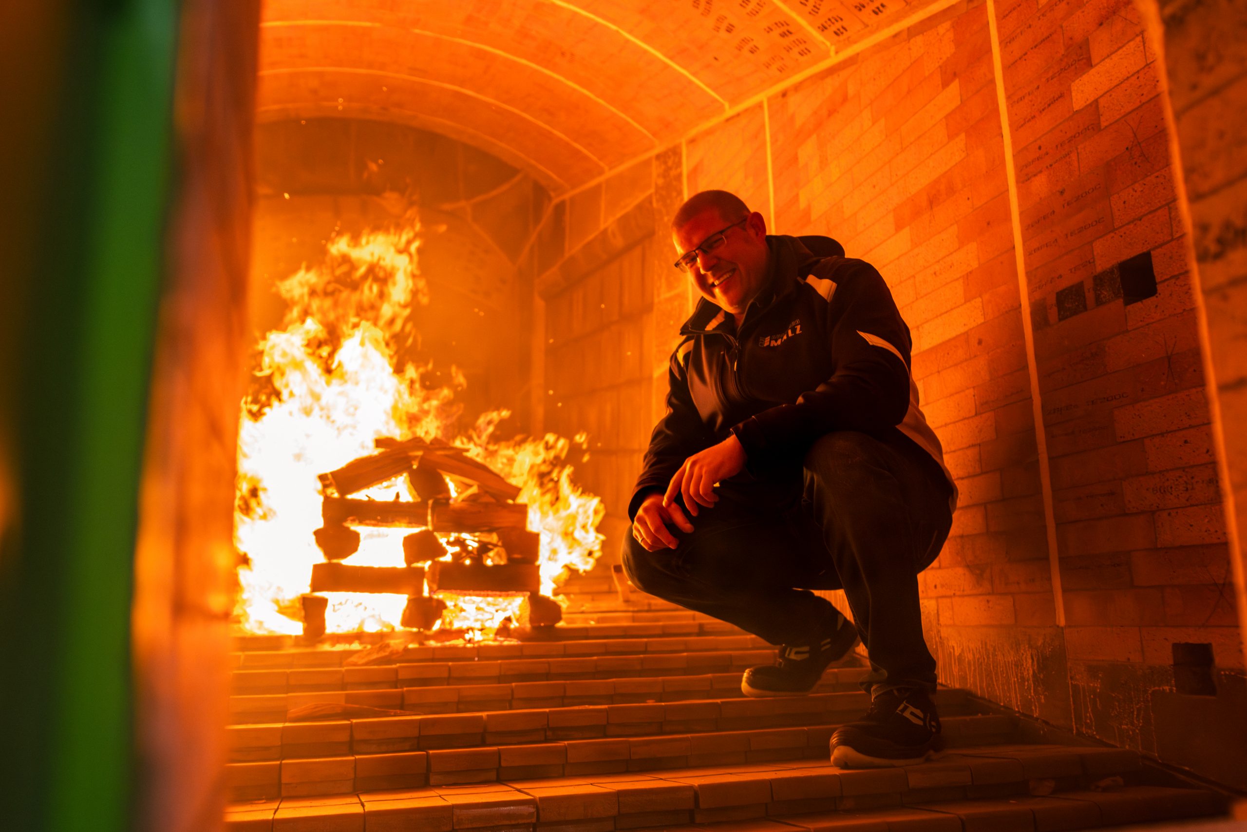 Mitarbeiter im Feuerkessel, anfeueren des Kessels