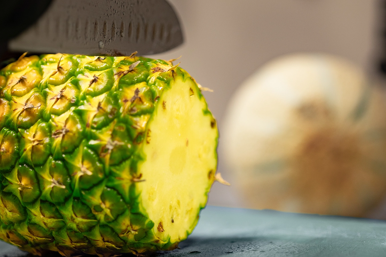 In der Kantine wird eine frische Ananas aufgeschnitten