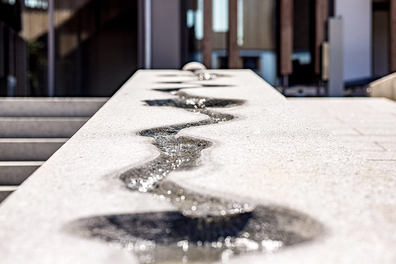 Der Bachlauf im Granitfelsen vor dem Büro der Schmidmeier NaturEnergie