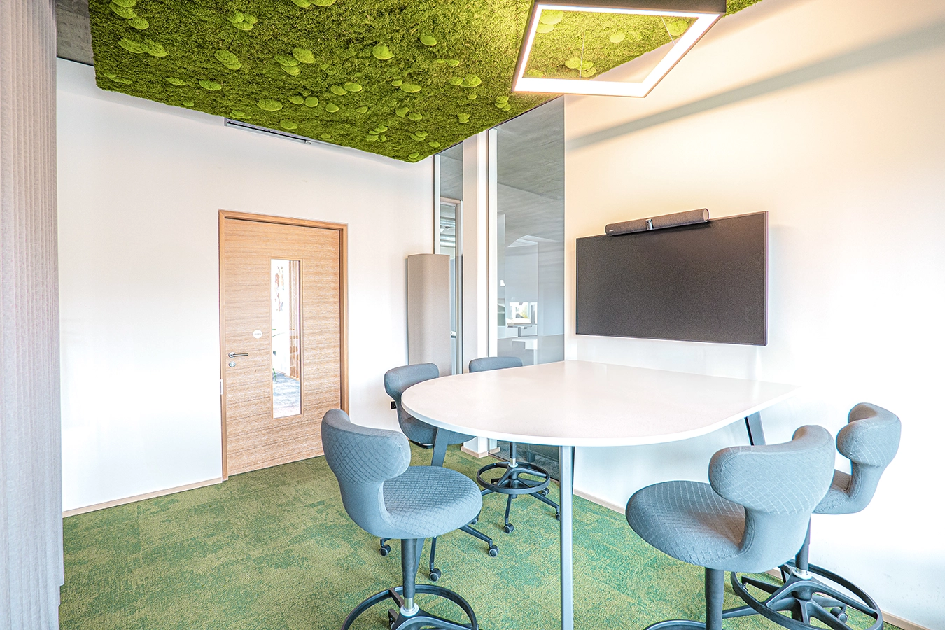 Ein kleiner Besprechungsraum im Obergeschoss mit 5 Plätzen und einem Bildschirm an der Wand dient vor allem für interne Besprechungen