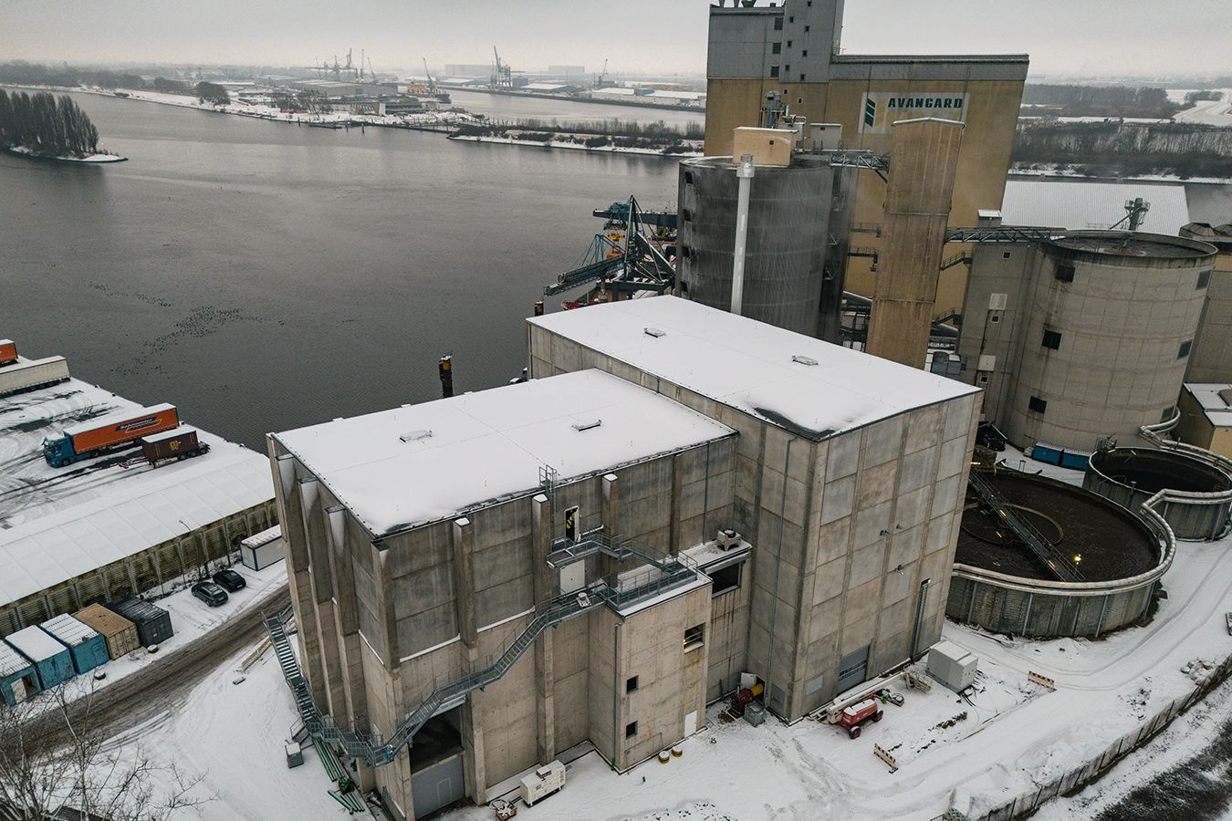 Außenansicht des Biomasseheizkraftwerks im Bremer Hafen bei Avangard Malz