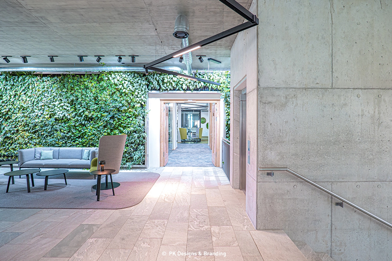 Im Eingangsbereich lädt eine gemütliche Loungeecke Besucher zum Warten ein