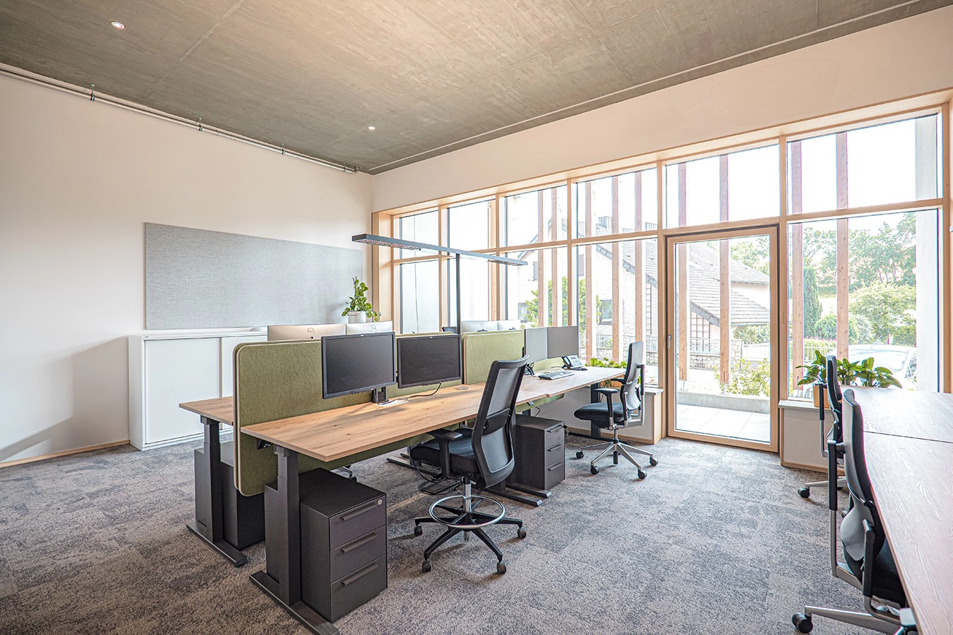 die Arbeitsplätze, Schreibtische und Stühle auf der Ostseite des Gebäudes am Fenster
