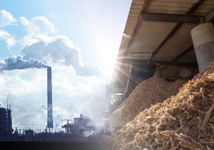 Symbolbild, links Schornsteine, rechts Holz in Brennstofflager