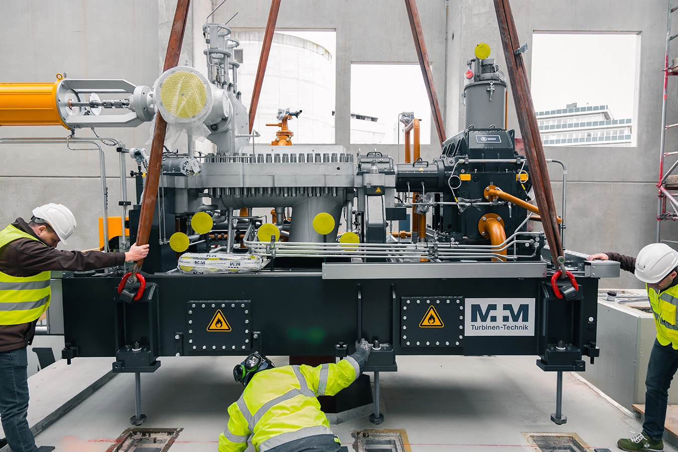 Installation der Turbine durch Mitarbeiter bei Avangard