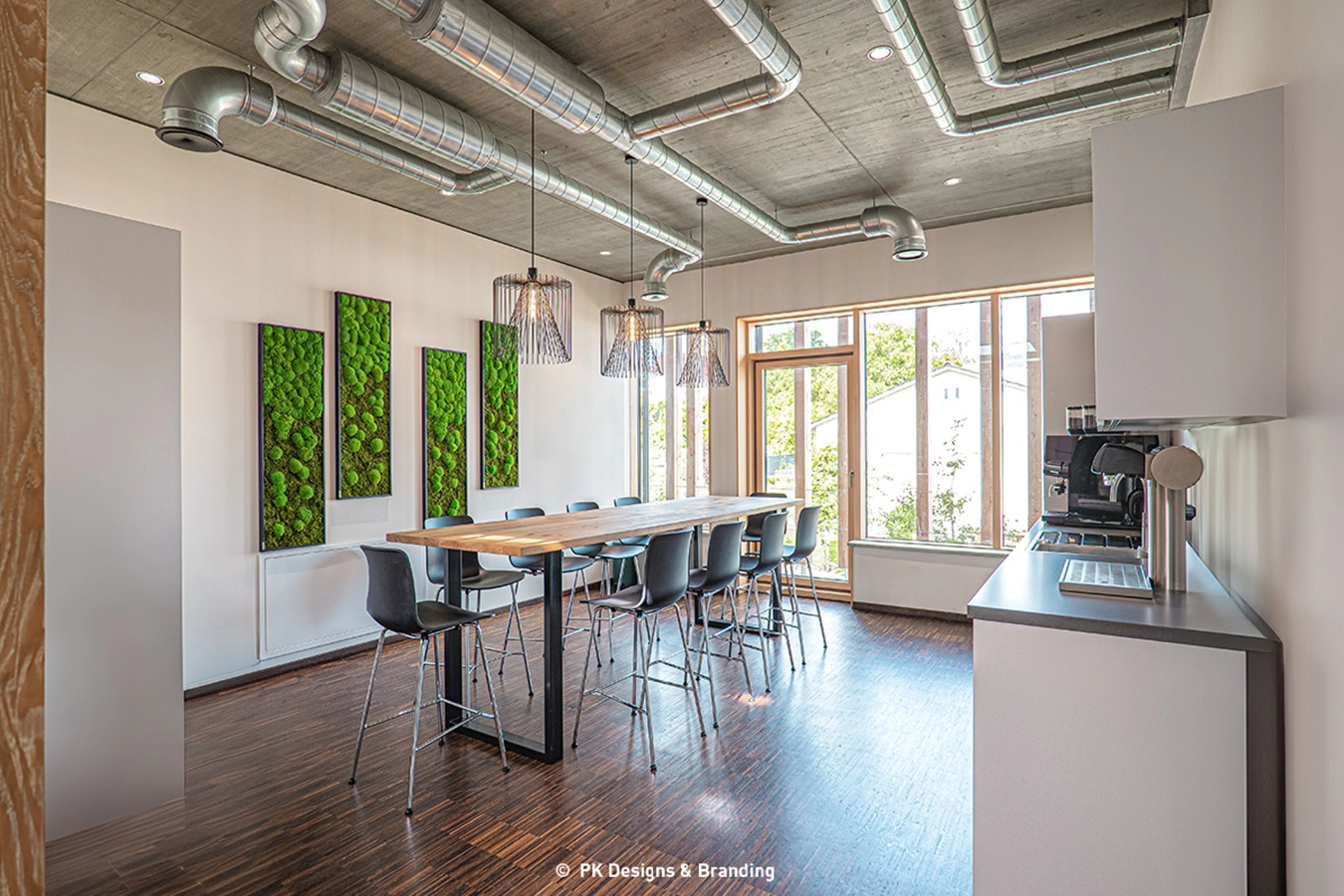 Die Kaffeeküche im 1. Stock lädt zum Verweilen und zum Austausch ein