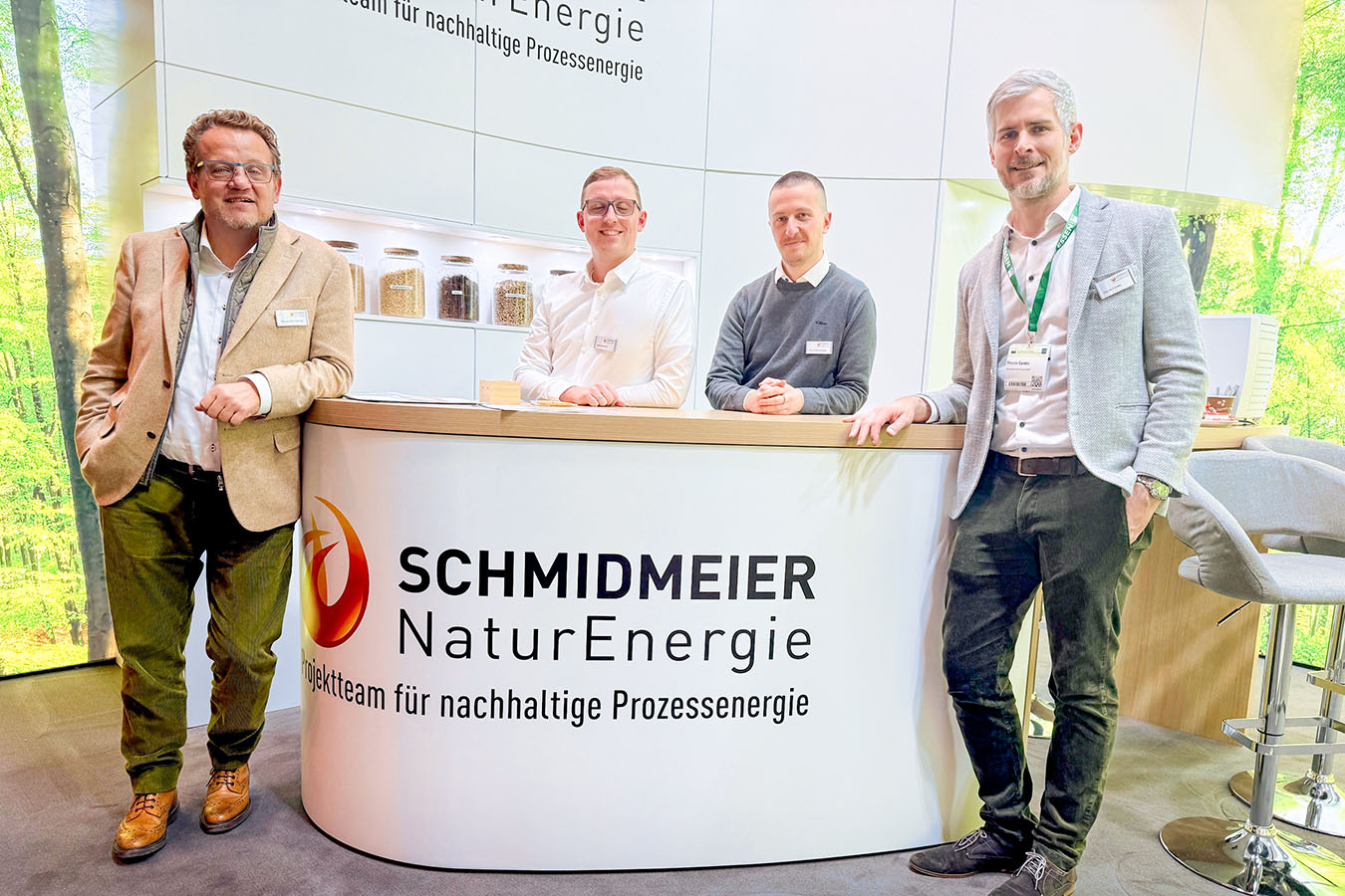 Thomas Schmidmeier und Kollegen am Messestand bei der IPM