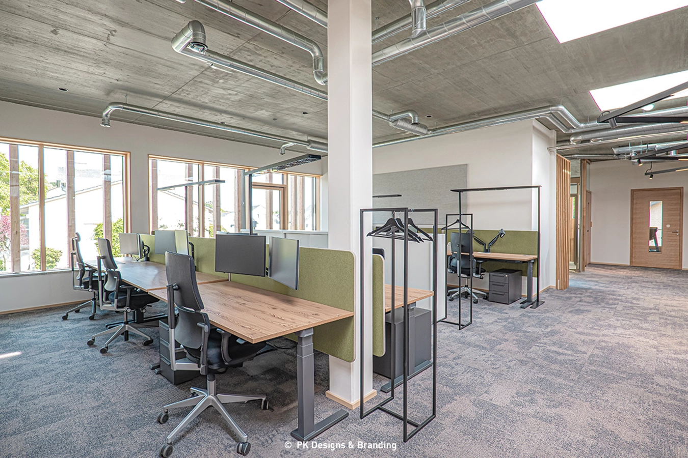 Die Arbeitsplätze sind lichtdurchflutet und großzügig gestaltet