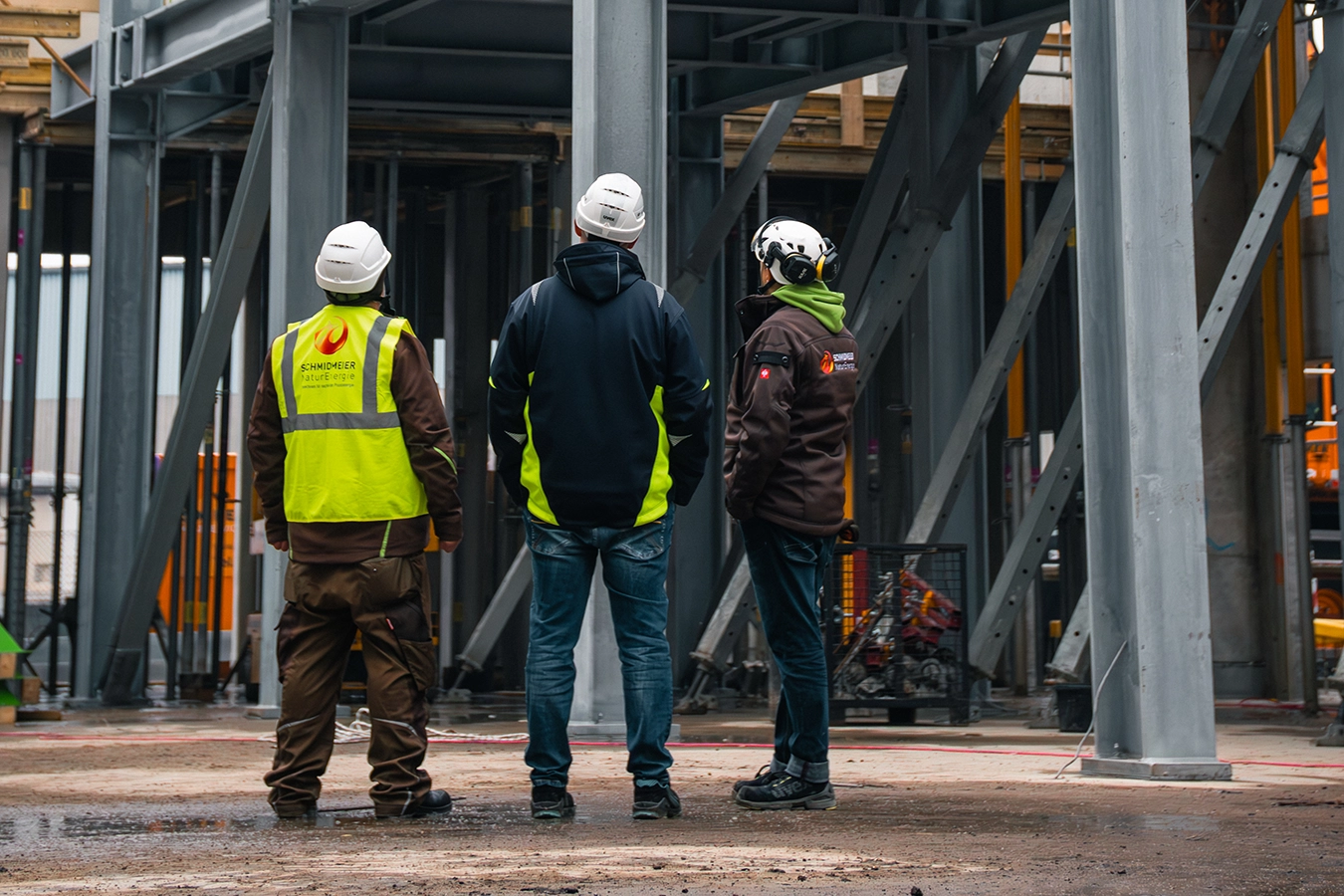 Mitarbeiter von Schmidmeier NaturEnergie mit Sicherheitsausrüstung auf einem Bauprojekt in Bremen