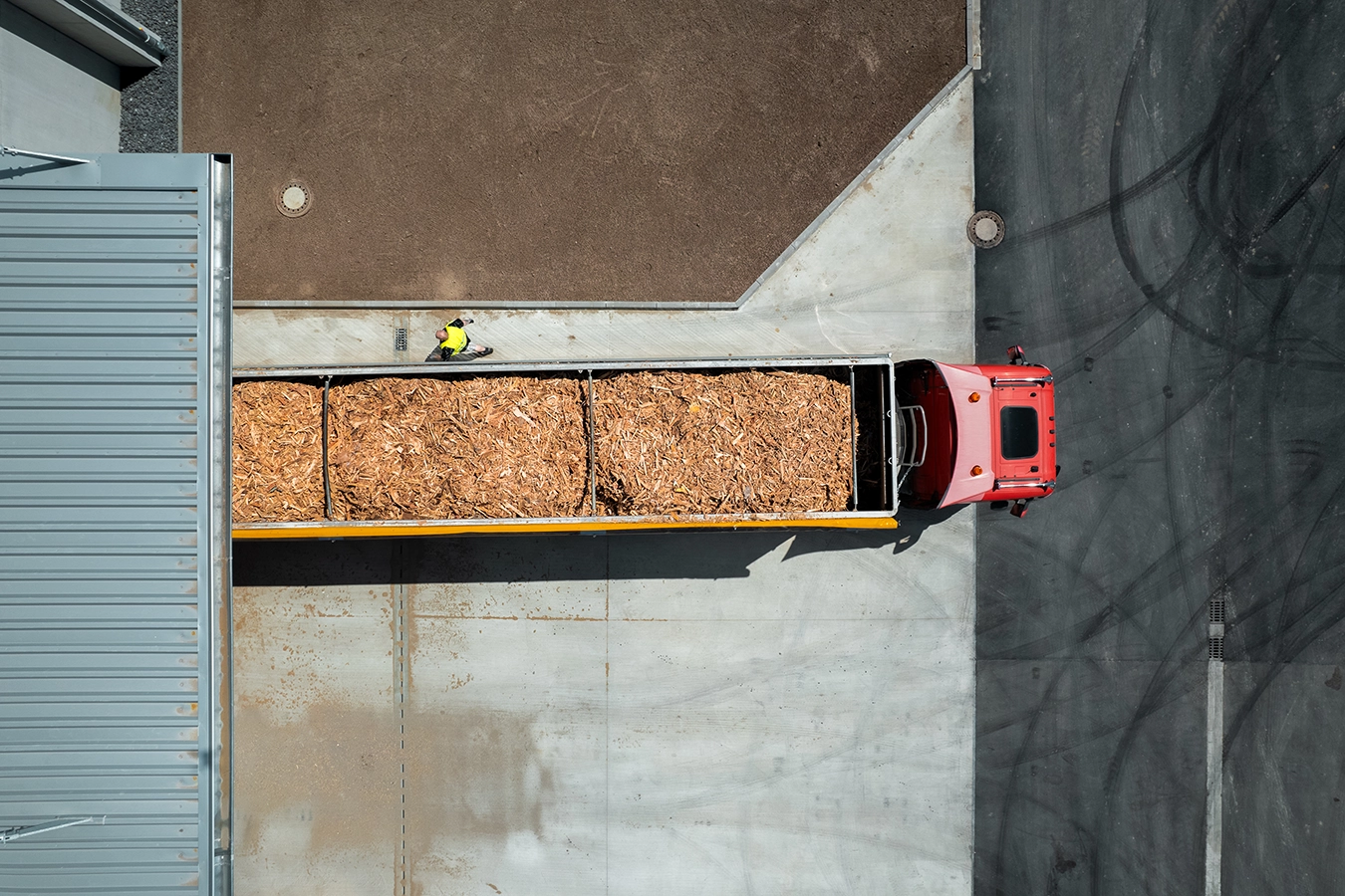 Ein LKW beliefert eine Biomasseanlage mit Brennstoff
