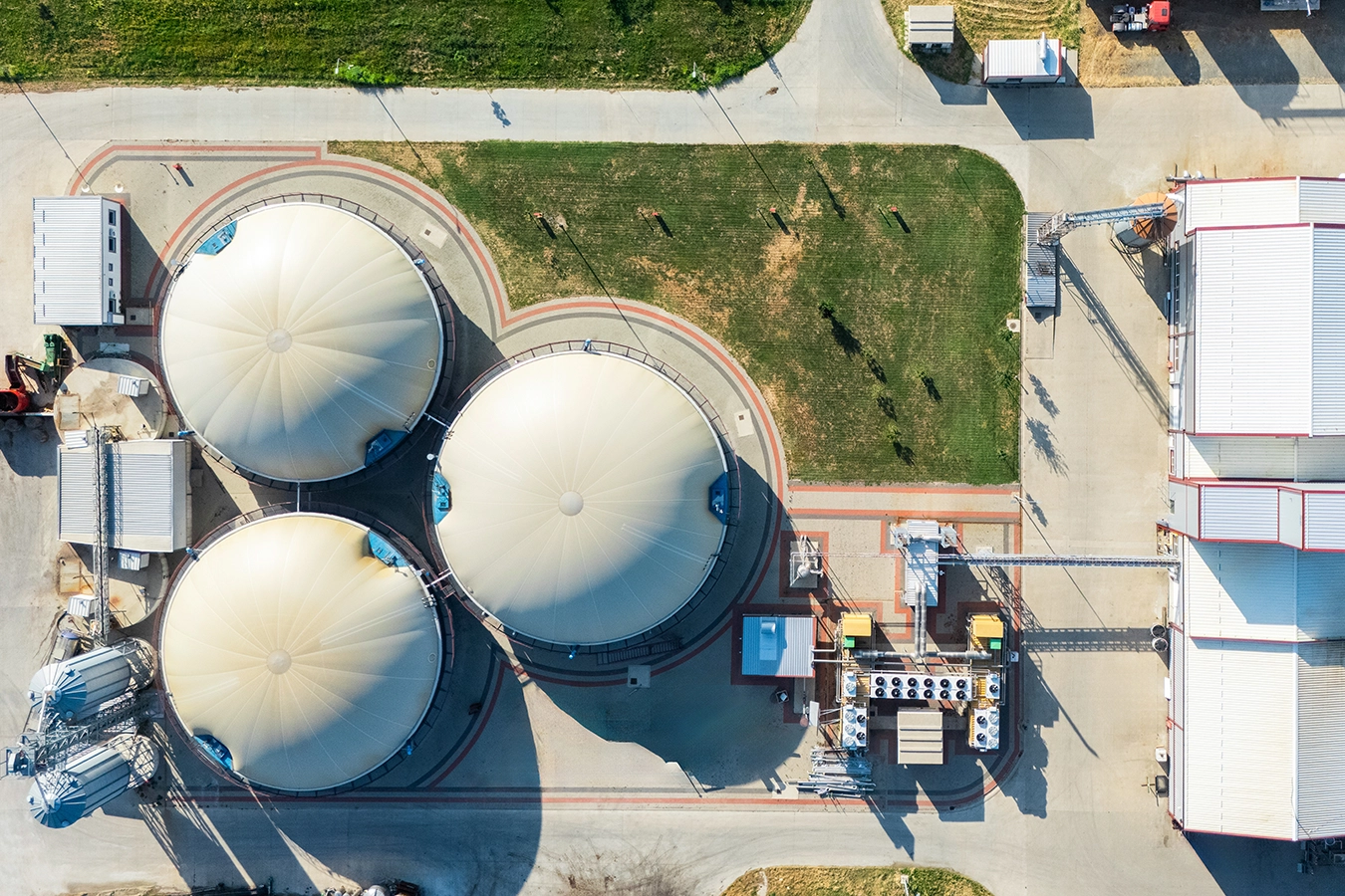 Blick auf Biogasanlage mit technischer Infrastruktur von oben.