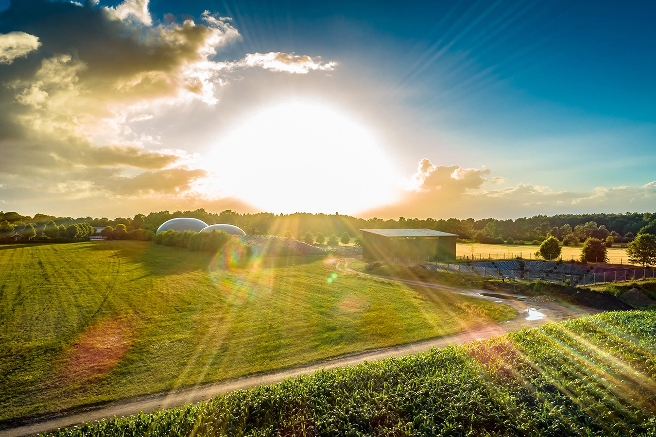 Biogasanlage im Sonnenuntergang