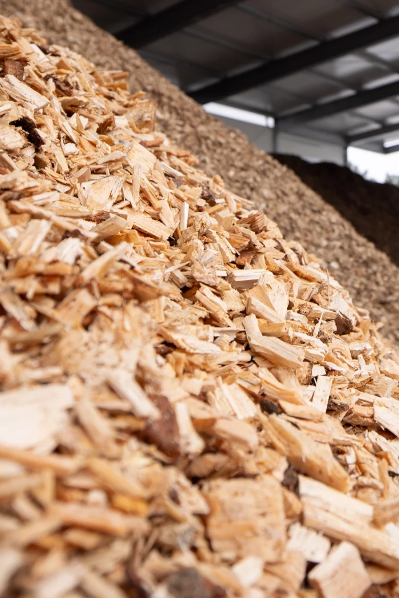 Hackschnitzel in einem Brennstofflager der Schmidmeier NaturEnergie