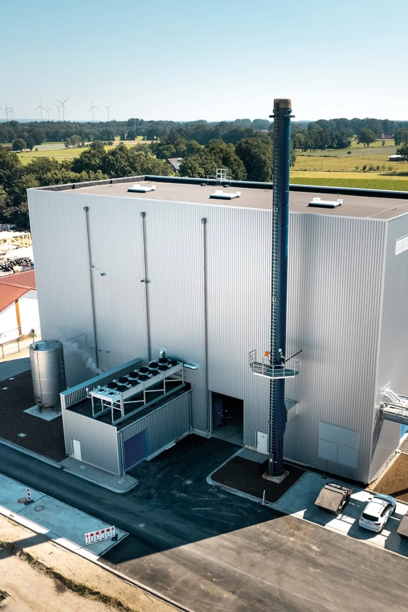 Blick von Außen auf einer Biomasseanlage der Schmidmeier NaturEnergie