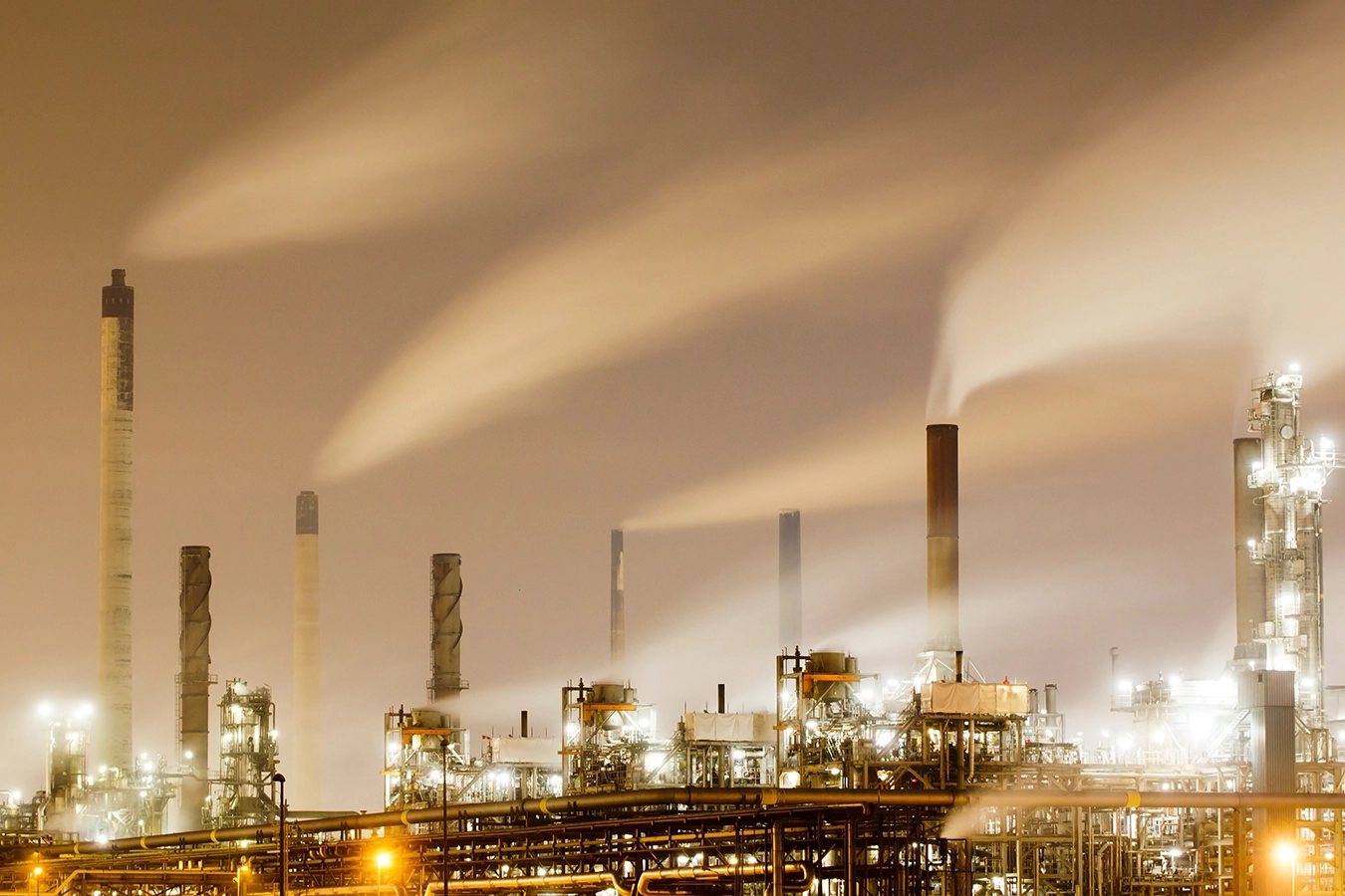 Kamine eines Industrieparks in der Dämmerung