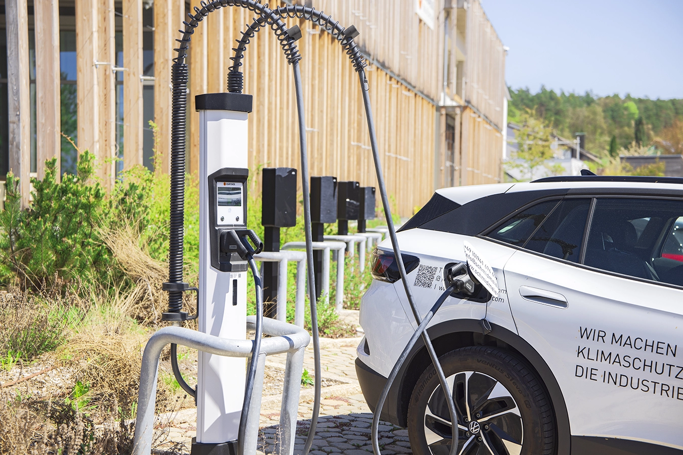 E-Ladesäulen am Standort Zeitlarn. Auto lädt mittels Schnelllader.