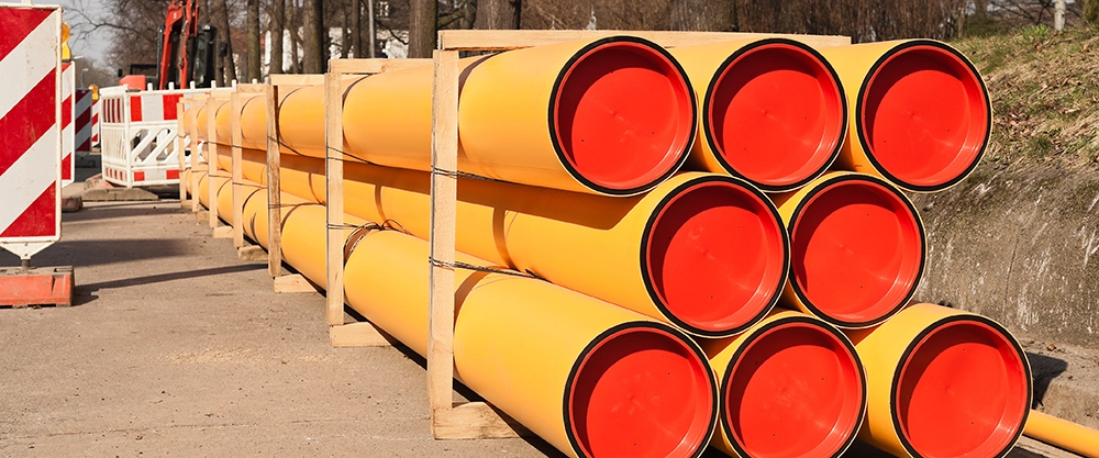 Gelbe Gasleitungen auf einer Baustelle am Straßenrand