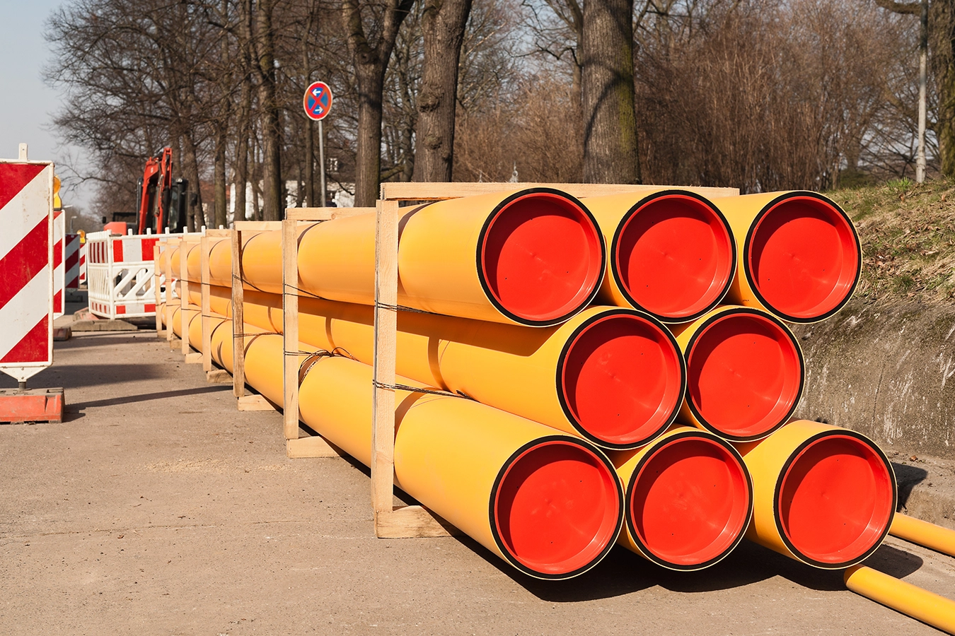 Gelbe Gasleitungen auf einer Baustelle am Straßenrand
