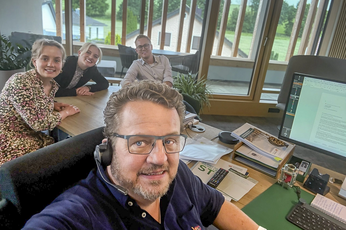 Zwei Generationen der Schmidmeier NaturEnergie: Theresa, Kristina, Ferdinand und Thomas (v.l.)