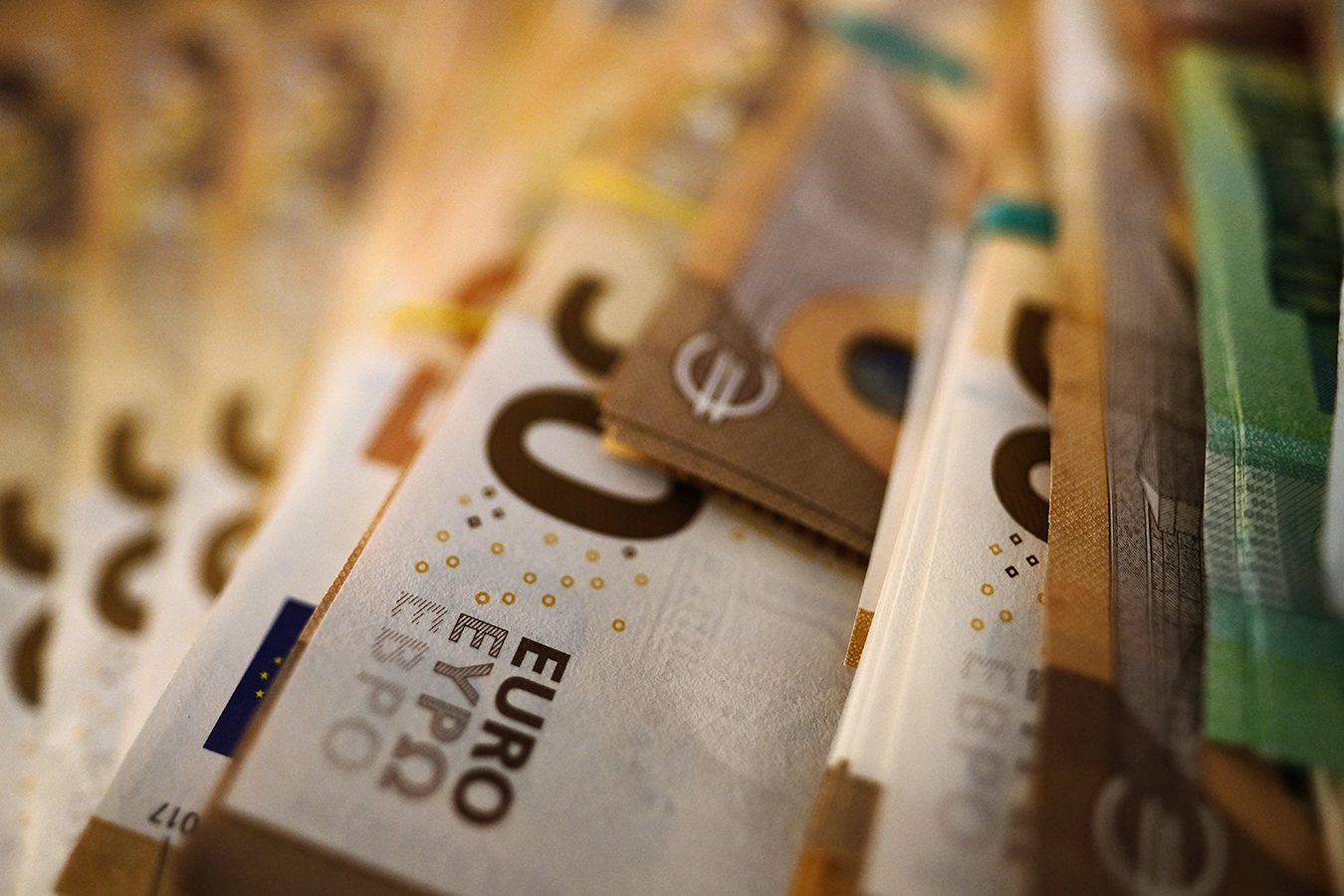 Ein Stapel von Fünfzig und Hundert Euro Scheinen