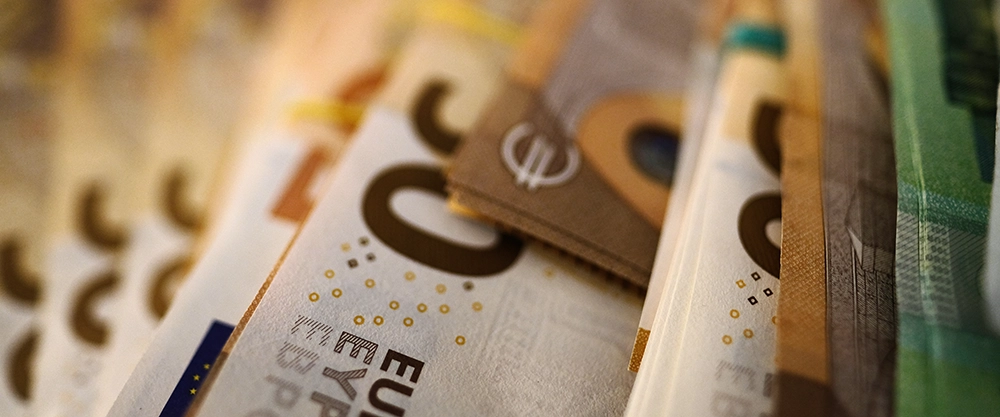 Ein Stapel von Fünfzig und Hundert Euro Scheinen