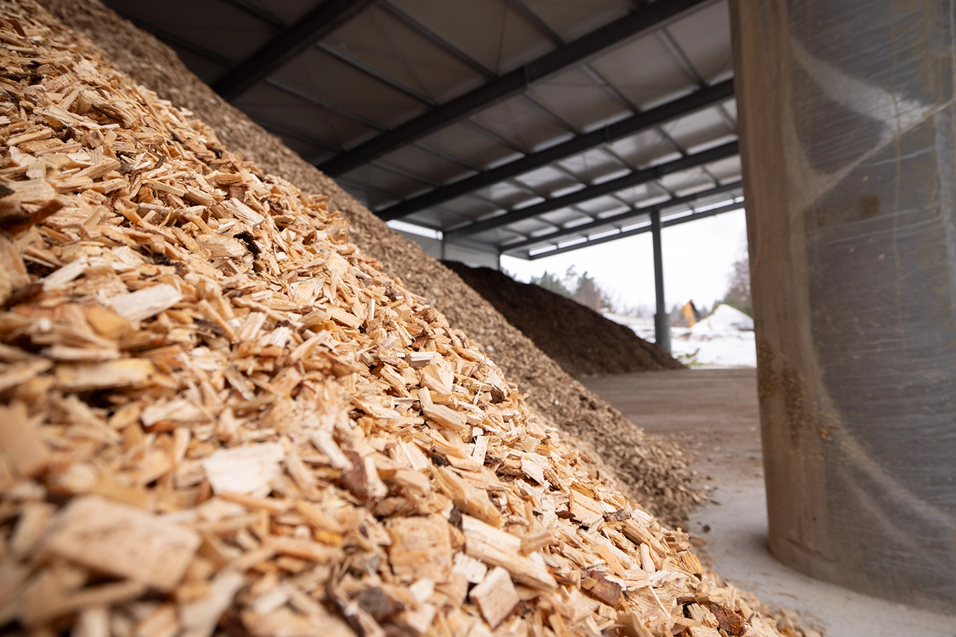 Hackschnitzel in einem Brennstofflager der Schmidmeier NaturEnergie