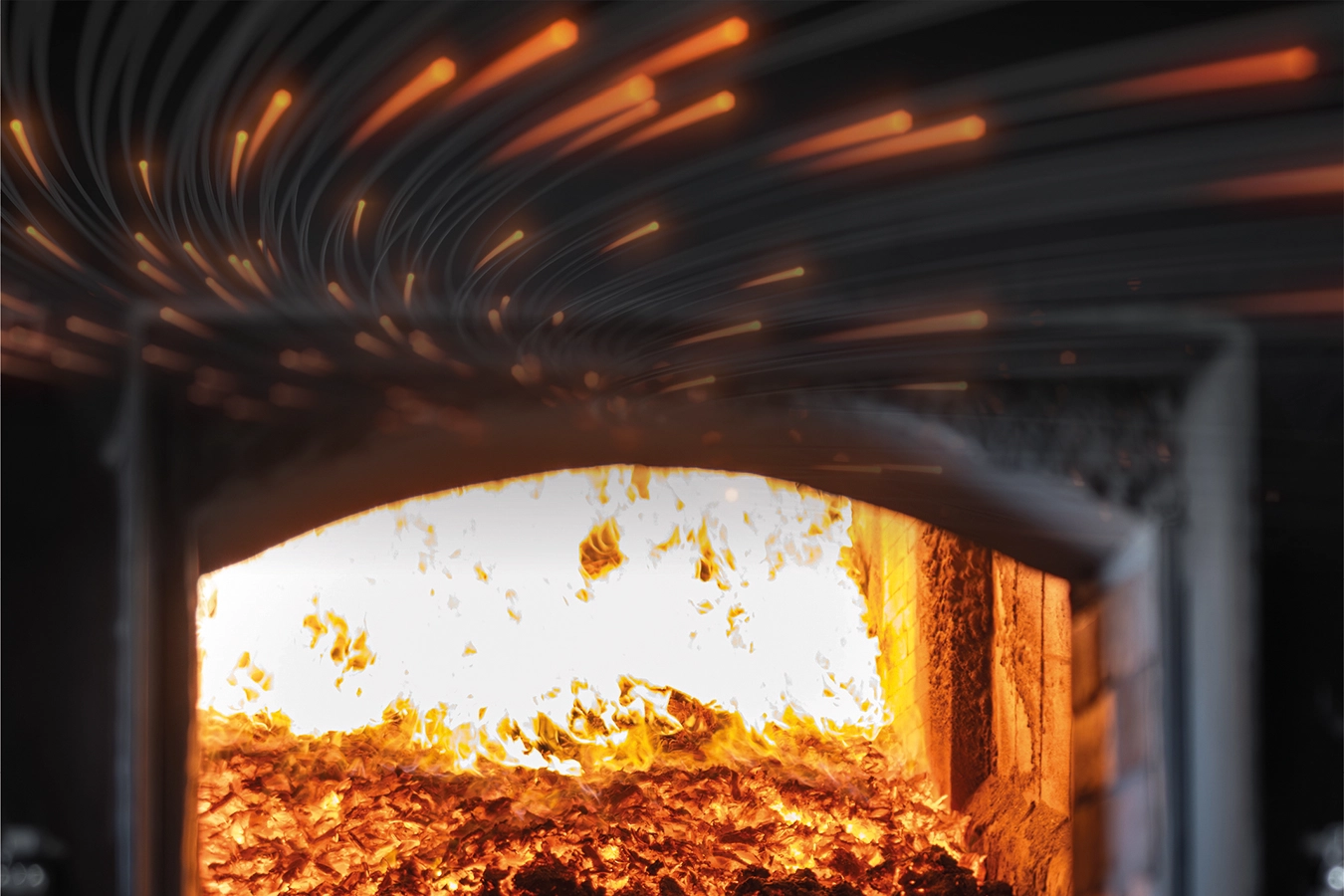 Ansicht des Feuerraums mit brennendem Feuer.