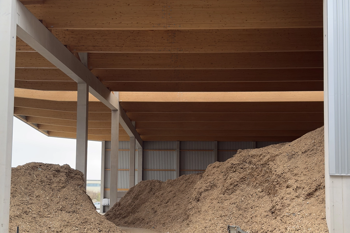 Zerkleinerte Holzschnitte im Brennstofflager der Anlage.