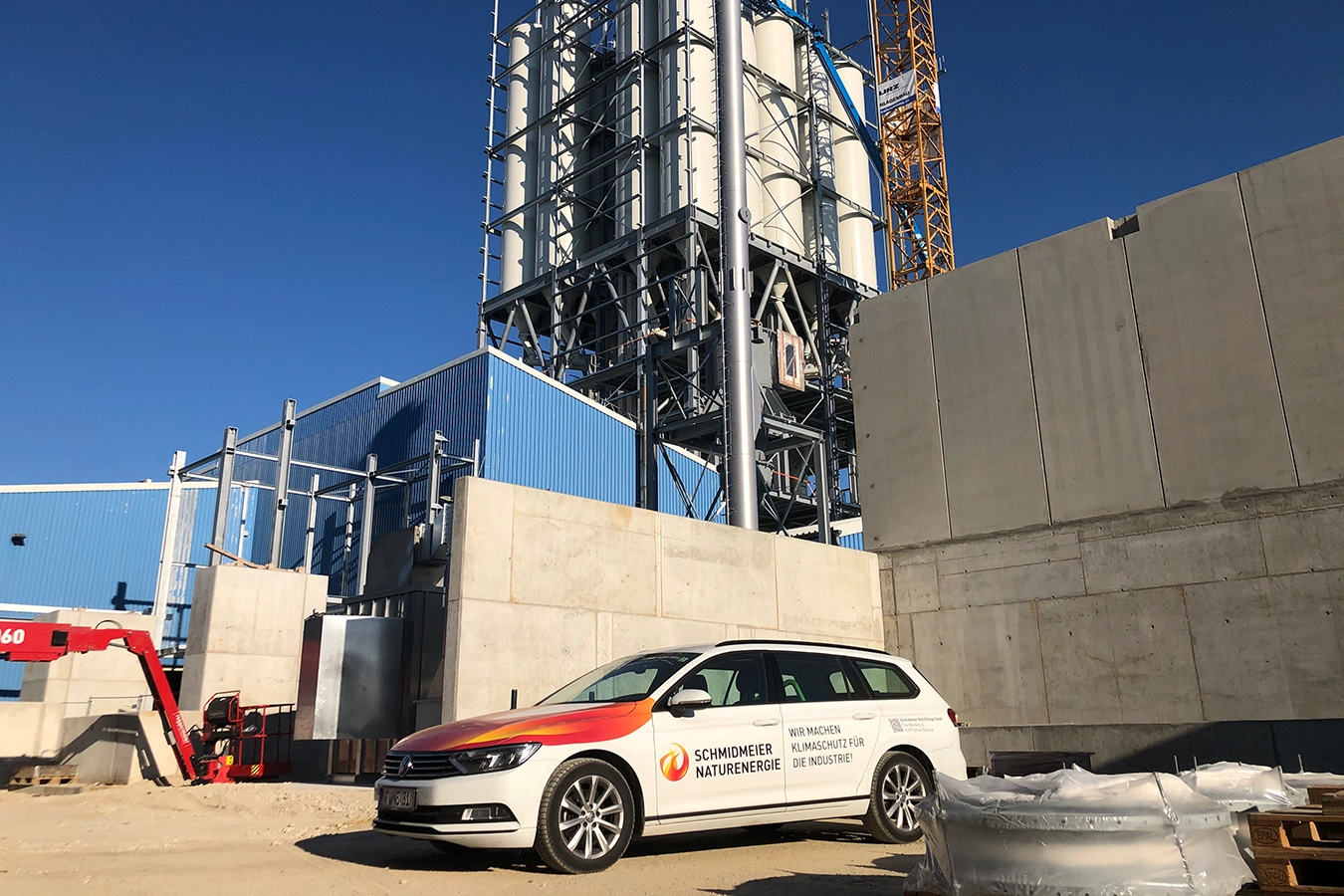 Anlage von außen mit Schmidmeier Fahrzeug.