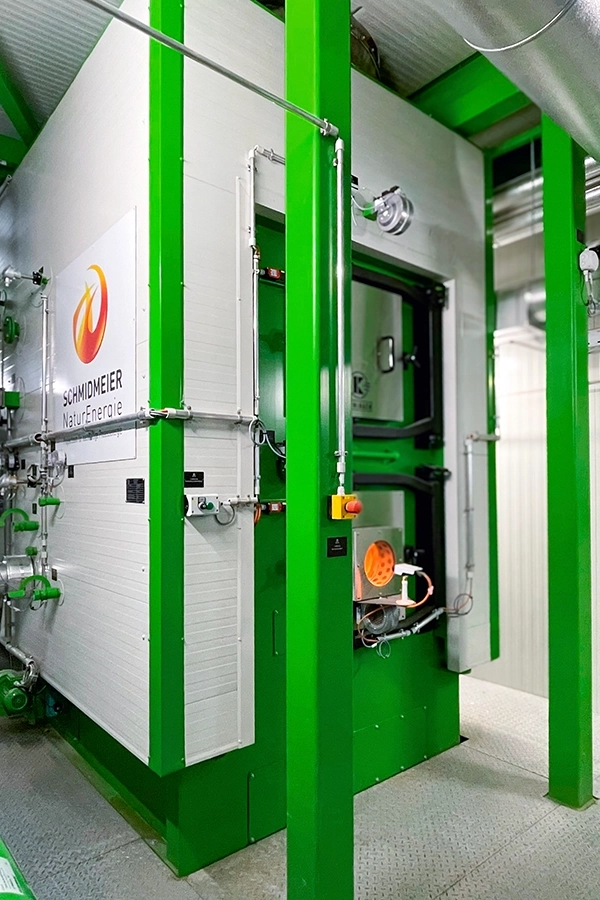 Ansicht des Feuerkessels von der Seite innerhalb der Anlage.