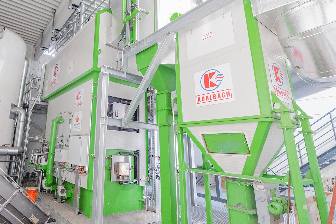 Ansicht des Kesselfilters neben der Feuerbox innerhalb der Anlage in Moos.