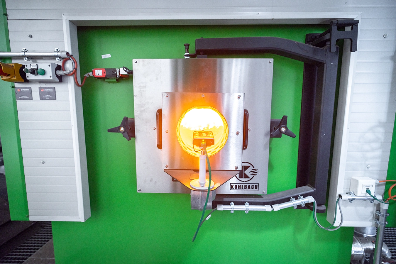 Ansicht des Feuerraums mit brennendem Feuer.