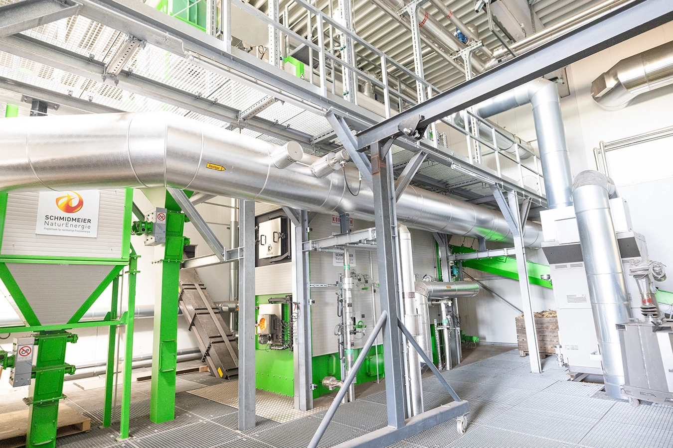 Innenansicht der Anlage in Moos mit Rohrleitungen, Kesselfilter und Feuerbox.