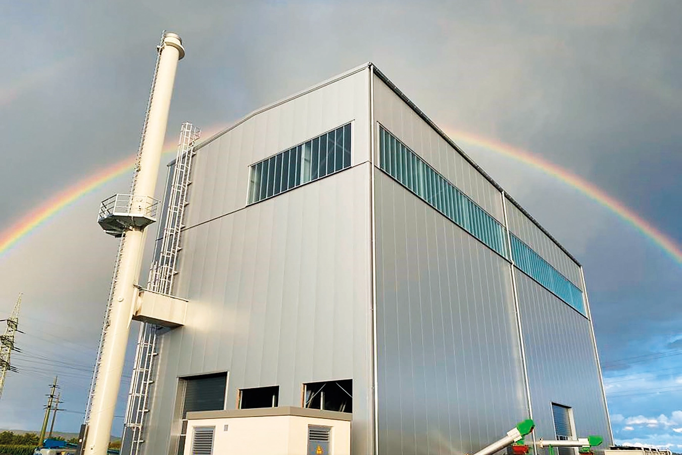 Projekt Singen am Bodensee, Reichenau Gärtnersiedlung. Regenbogen im Hintergrund