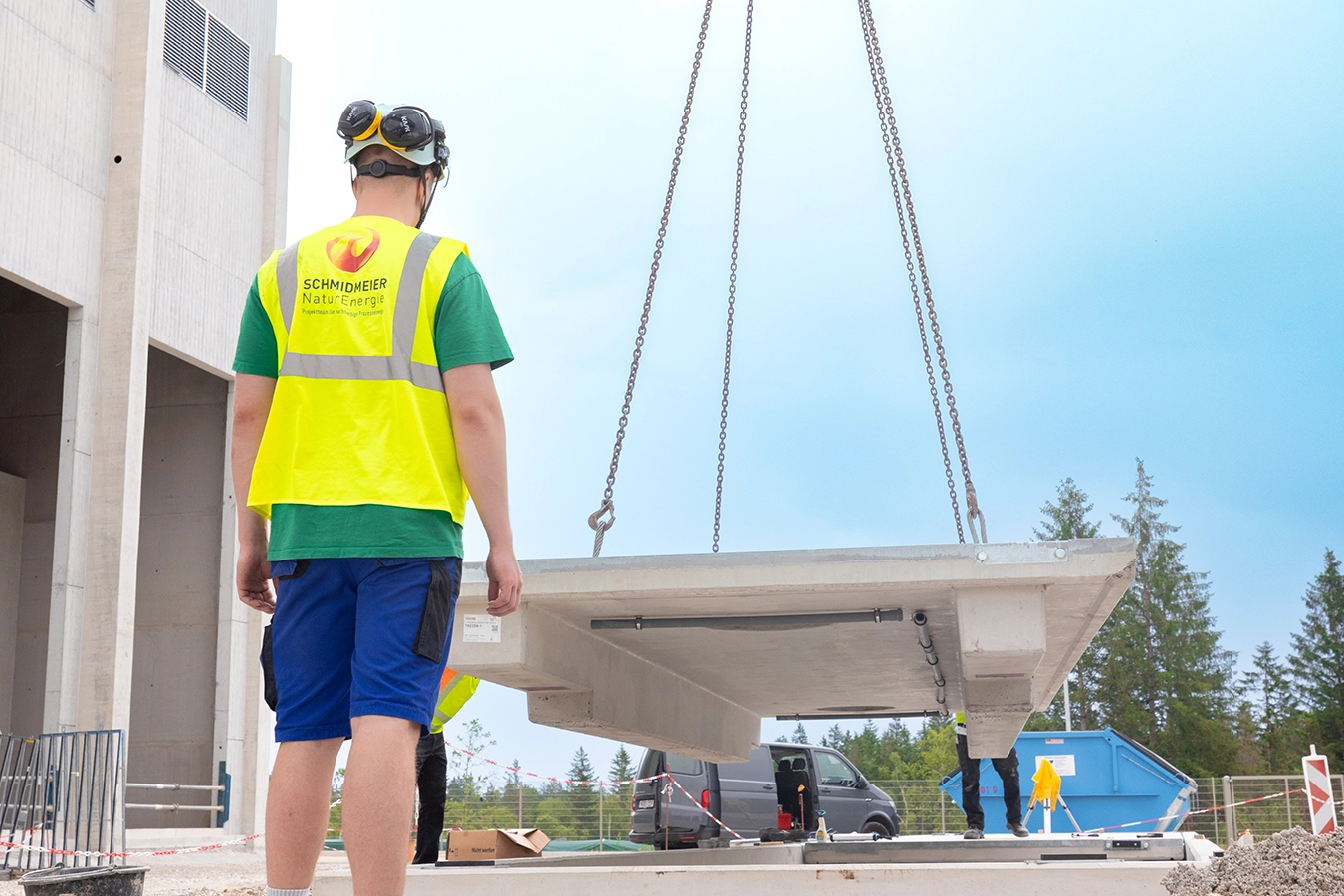 Projektingenieur der Schmidmeier NaturEnergie auf einer Baustelle