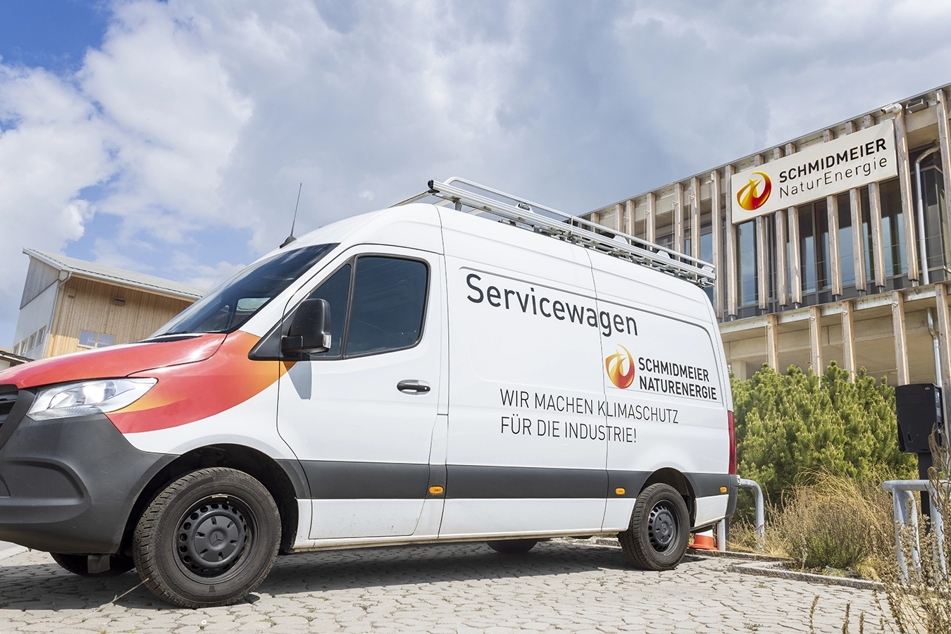 Ein Servicewagen der Schmidmeier NaturEnergie vor dem Firmengebäude.