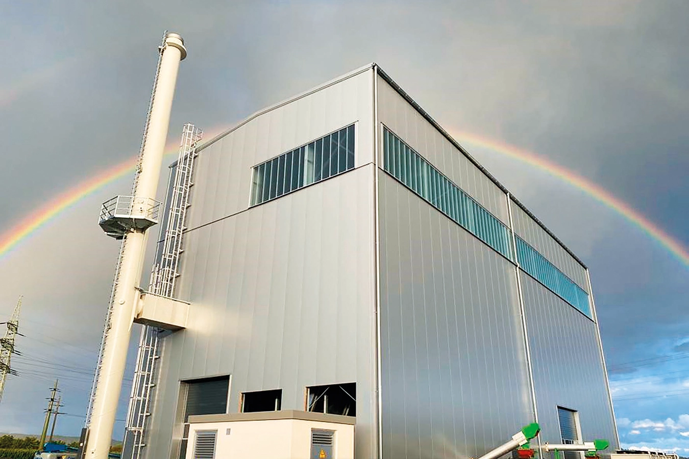 Außenansicht einer stationären Klimaschutzzentrale der Schmidmeier NaturEnergie. Standort ist die Reichenau Gärtnersiedlung in Singen am Bodensee.