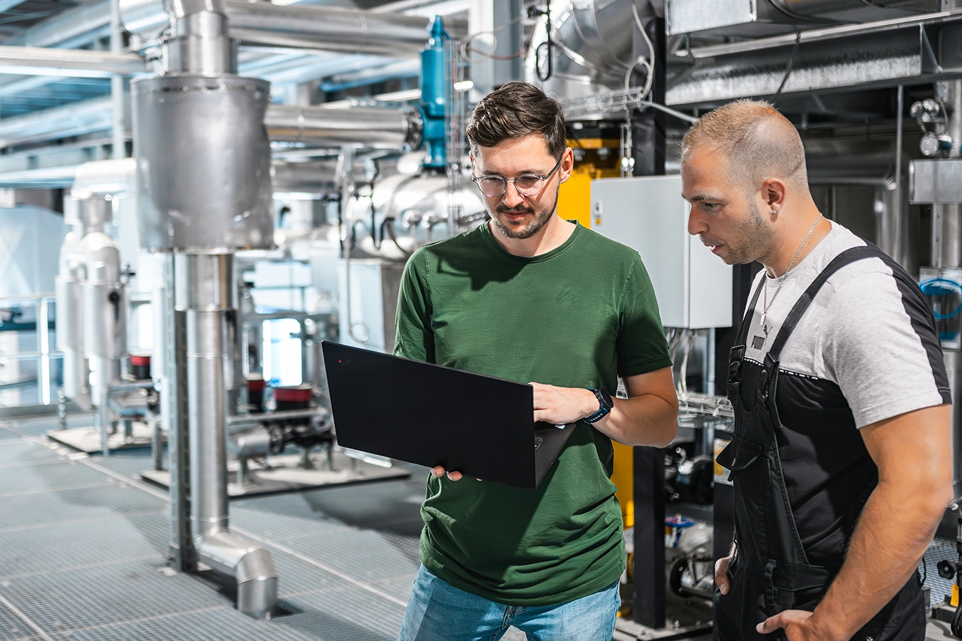 Symbolbild Laptop Technik Dampfkesselanlage Schmidmeier NaturEnergie
