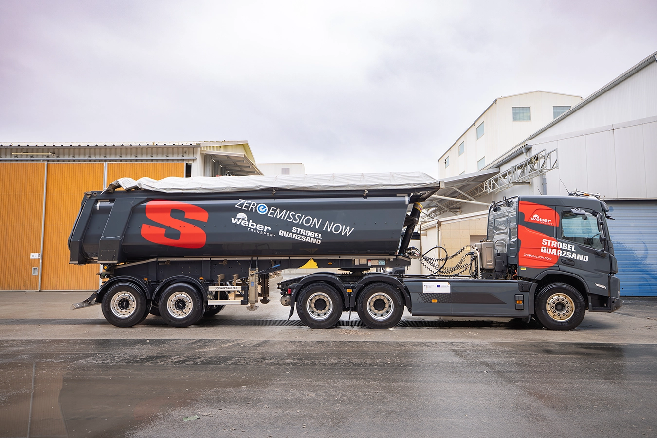 LKW mit Strobel Quarzand Aufschrift vor der Anlage in Freihung.