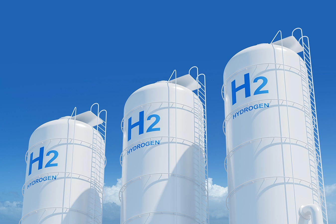 Weiße Wasserstofftanks vor blauem Himmel