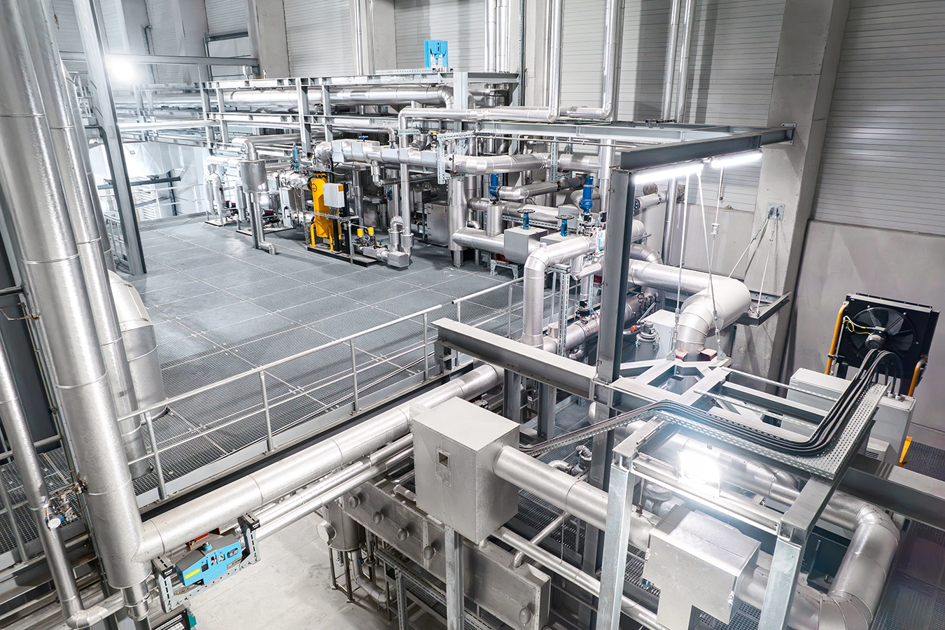 Ansicht der Anlage von innen mit breiten Rohrleitungen.